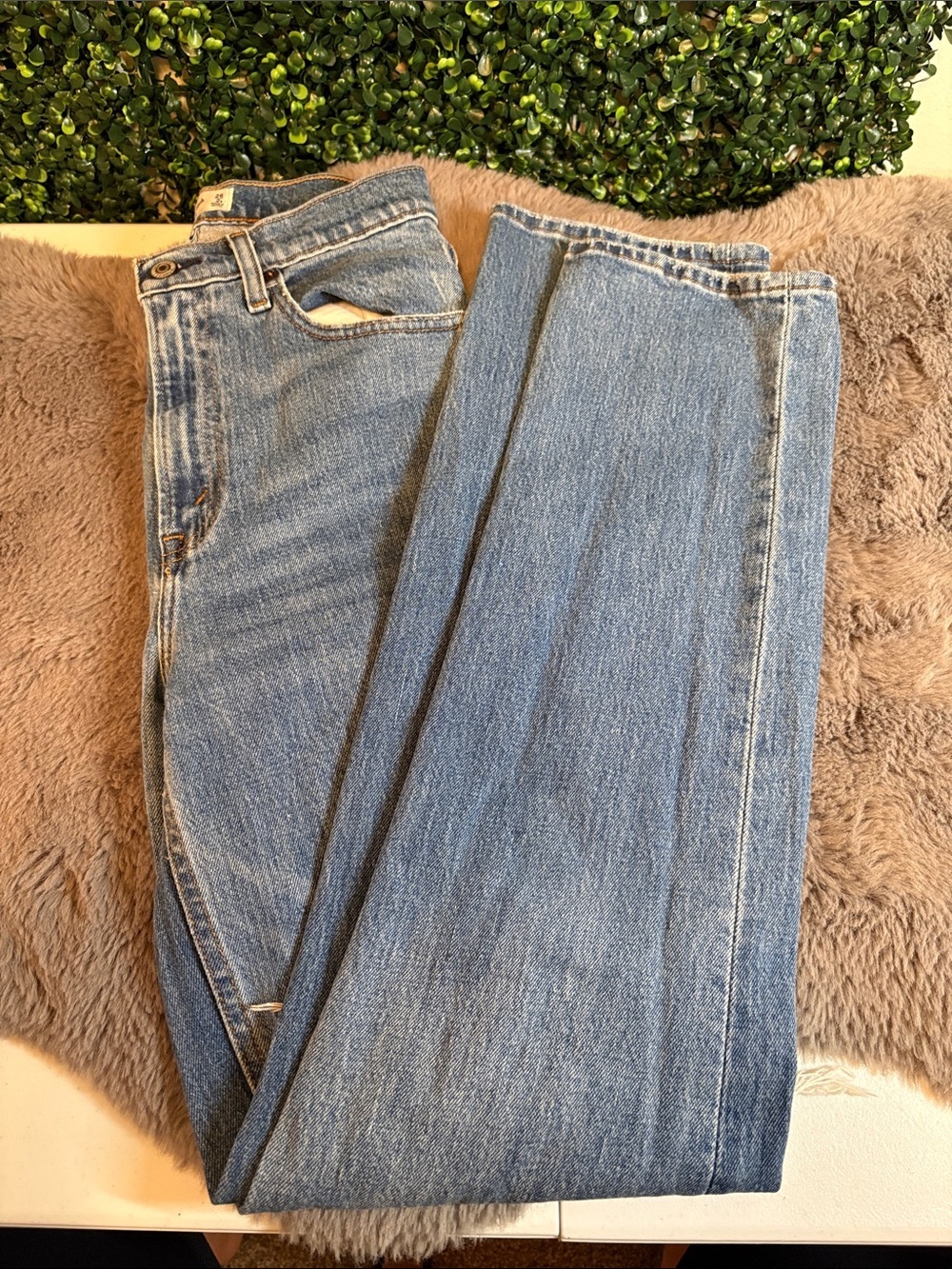Abercrombie & Fitch Women's 90s Straight-Leg Distressed Jeans Size 2